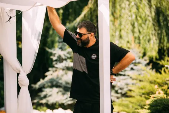 Episodul 6 din ONE TRUE SINGER este disponibil de vineri, 29 aprilie, pe HBO Max