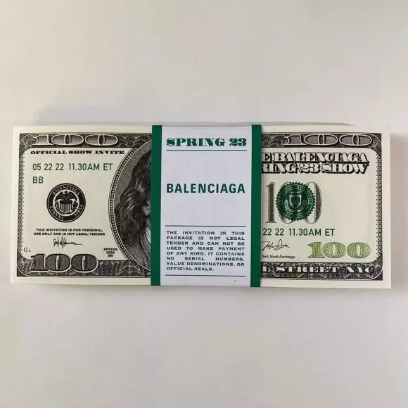 Balenciaga uimește din nou cu invitațiile la show-ul de primăvară 2023