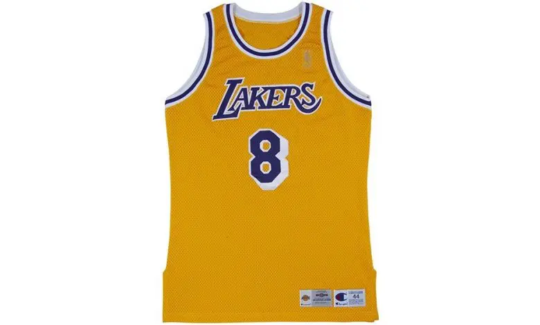 Un tricou Kobe Bryant a fost vândut pentru 2,73 milioane de dolari