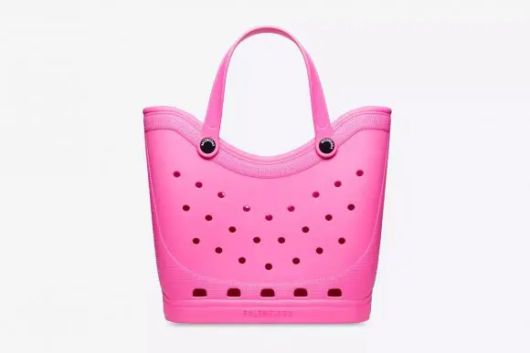 Noile genți Crocs de la Balenciaga sunt un must-have în această vară