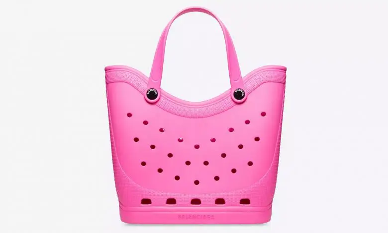 Noile genți Crocs de la Balenciaga sunt un must-have în această vară