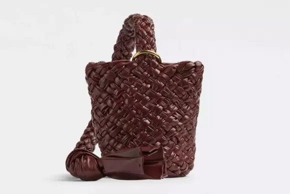 Bottega Veneta a lansat un nou model de geantă