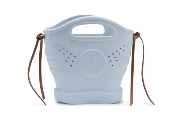 Lanvin lansează o geantă de cauciuc