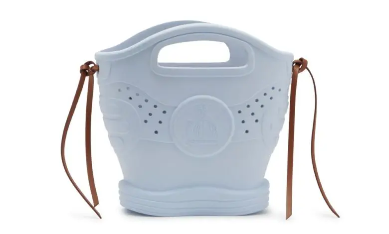 Lanvin lansează o geantă de cauciuc