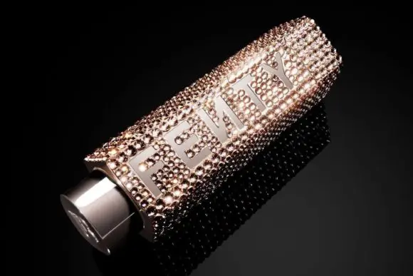 Rihanna a lansat un ruj de 500 de dolari