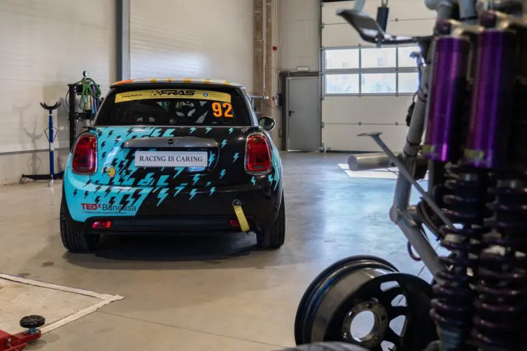 GALERIE FOTO: MINI John Cooper Works în vizită la MIMI şi Engage Engineering