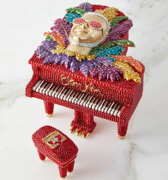Pianul Elton John are peste șase mii de cristale Swarovski