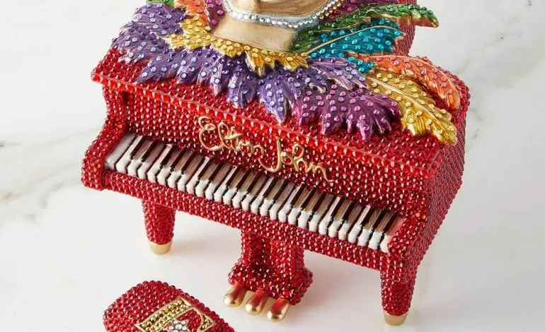 Pianul Elton John are peste șase mii de cristale Swarovski