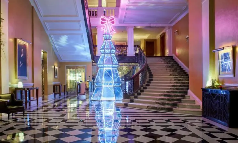 Jimmy Choo a creat un brad de Crăciun de 5 metri