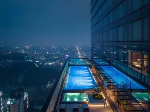 Cea mai înaltă piscină exterioară din lume se află la 323 de metri deasupra solului