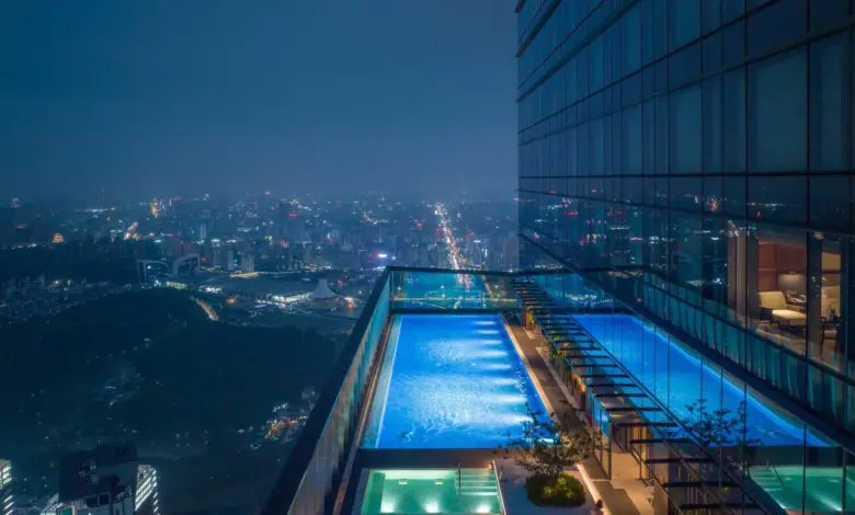 Cea mai înaltă piscină exterioară din lume se află la 323 de metri deasupra solului