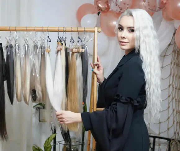 Elly Stan: „Părul lung și bretonul versatil sunt în trend”