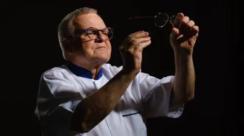 Făuritorul de ochelari Vasile Popa aniversează 50 de ani de activitate