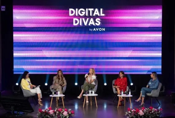 Fii parte a fenomenului Digital Divas