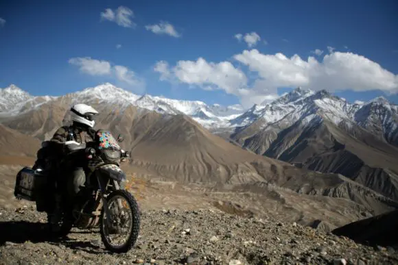 DUSÎNTORS, o carte esenţială despre călătoriile pe motocicletă, poate fi comandată acum în România