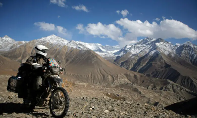 DUSÎNTORS, o carte esenţială despre călătoriile pe motocicletă, poate fi comandată acum în România