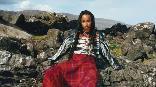 Colecția Burberry pentru iarna 2023 ne poartă într-o călătorie prin insulele britanice