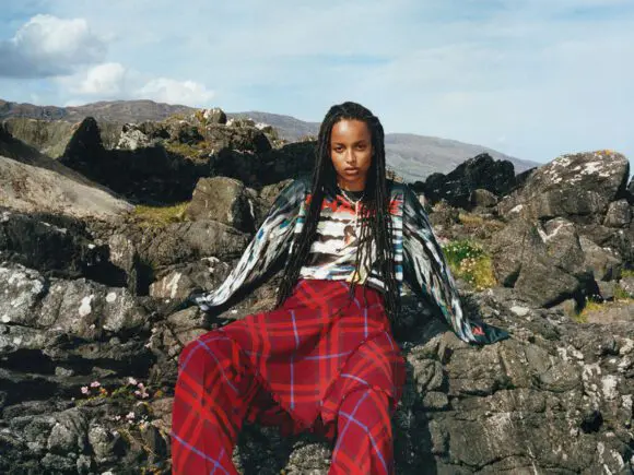 Colecția Burberry pentru iarna 2023 ne poartă într-o călătorie prin insulele britanice