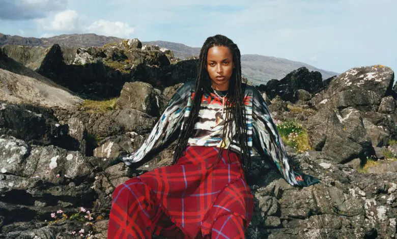 Colecția Burberry pentru iarna 2023 ne poartă într-o călătorie prin insulele britanice