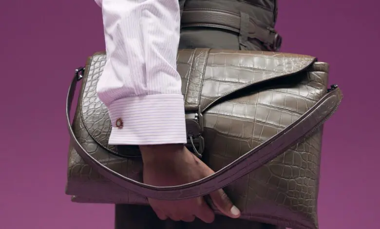Dior prezintă Pillow Bag în colecția masculină FW23