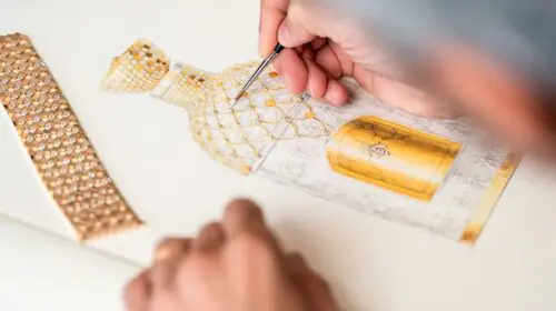 Guerlain și Chaumet au creat uluitoarea sticlă Bouquet de la Cour, împodobită cu 336 de diamante și încoronată cu un diamant de două carate