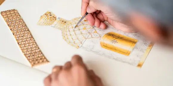 Guerlain și Chaumet au creat uluitoarea sticlă Bouquet de la Cour, împodobită cu 336 de diamante și încoronată cu un diamant de două carate