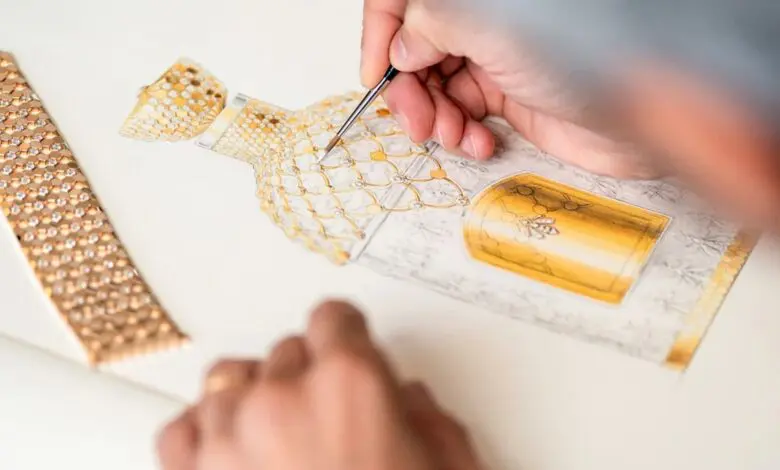 Guerlain și Chaumet au creat uluitoarea sticlă Bouquet de la Cour, împodobită cu 336 de diamante și încoronată cu un diamant de două carate