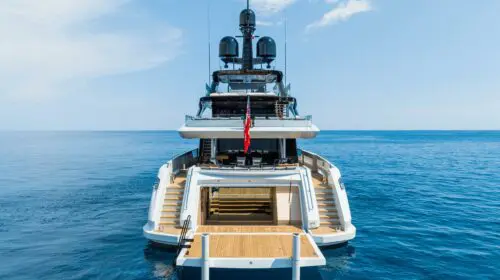 Atunci când visurile devin realitate: Cel mai mare ecran pe un yacht, cu vizionare din piscină