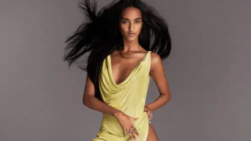 Campania Versace SS24 ilustrează o abordare nouă și o perspectivă inedită