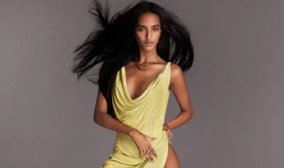 Campania Versace SS24 ilustrează o abordare nouă și o perspectivă inedită