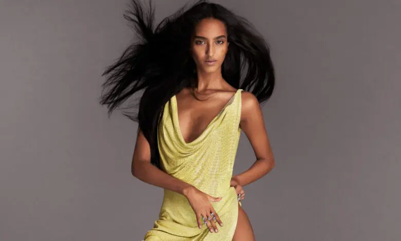 Campania Versace SS24 ilustrează o abordare nouă și o perspectivă inedită