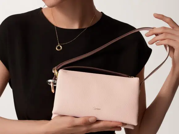 Cartier sărbătorește centenarul colecției Trinity cu o nouă linie de genți