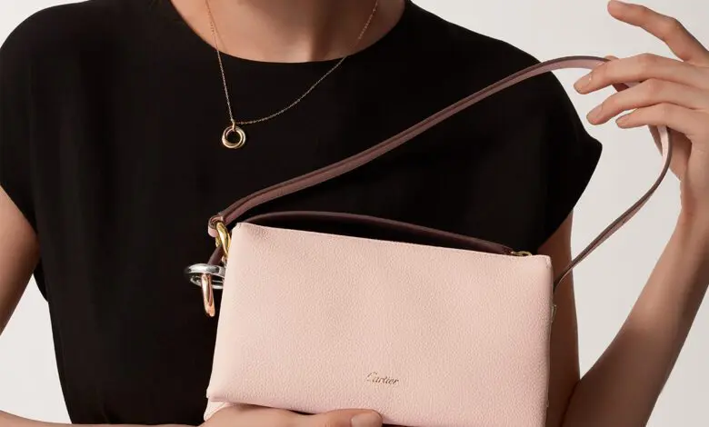 Cartier sărbătorește centenarul colecției Trinity cu o nouă linie de genți