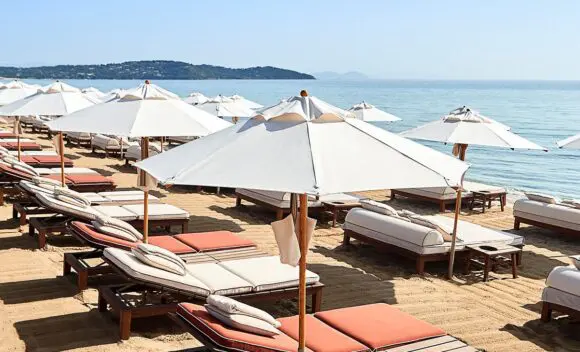 Loro Piana revine la Réserve à la Plage din Saint Tropez