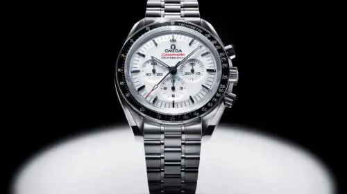 OMEGA Speedmaster Moonwatch, cu cadran alb lăcuit – o premieră pentru celebrul model