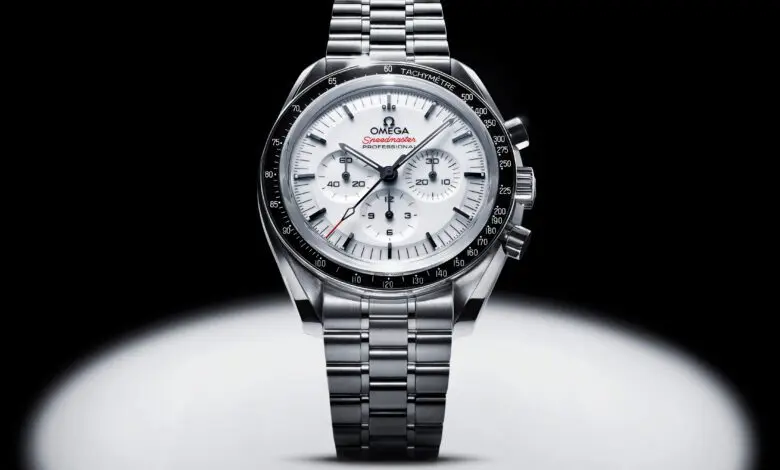 OMEGA Speedmaster Moonwatch, cu cadran alb lăcuit – o premieră pentru celebrul model