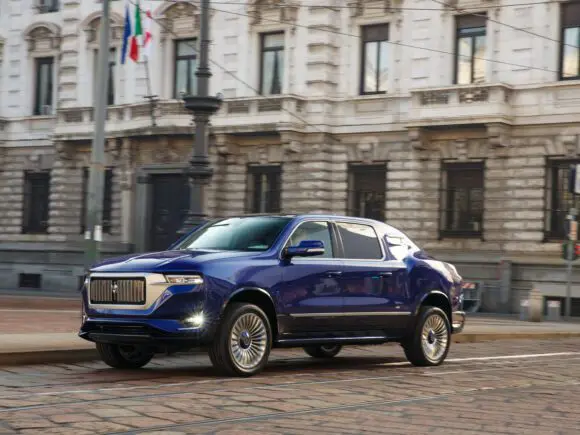 Sedanul de lux all-terrain Aznom Palladium oferă 700 de cai-putere aventurierilor