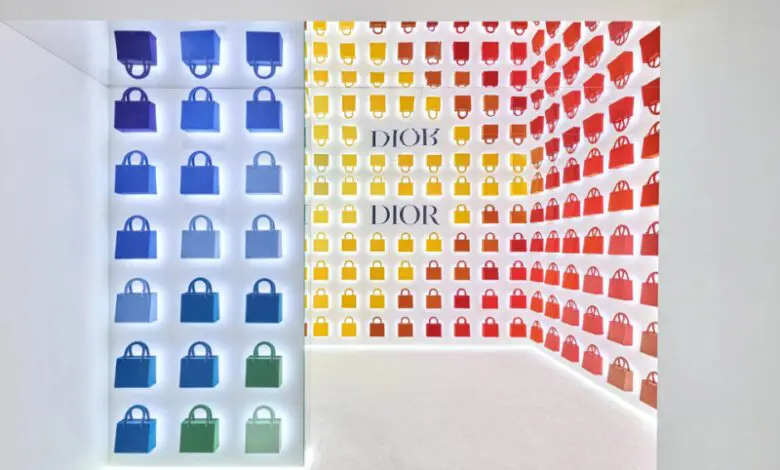 Expoziția Lady Dior House redefinește cel mai emblematic simbol al mărcii