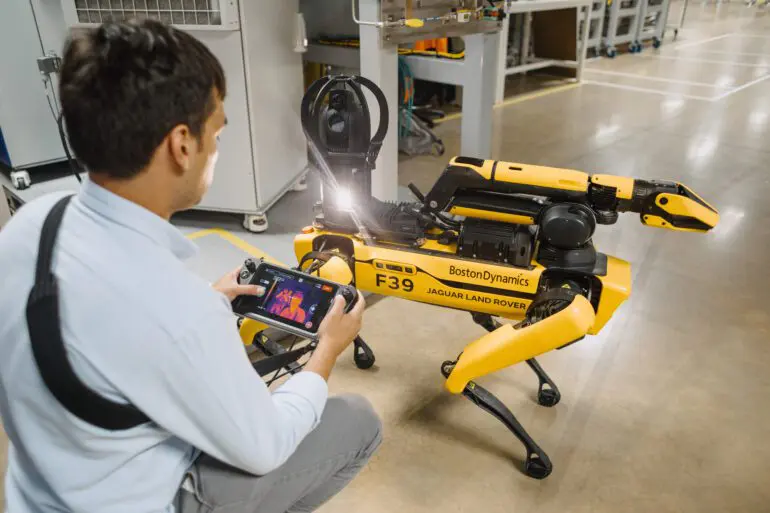 „ROVER”, CÂINELE DE PAZĂ ROBOT CARE UTILIZEAZĂ AI PENTRU AJUTOR ȘI PROTECȚIE