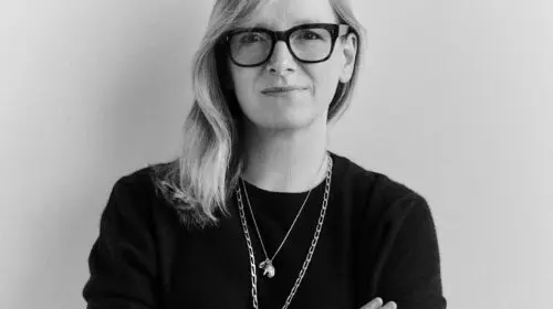 Sarah Burton devine director de creație al casei de modă Givenchy