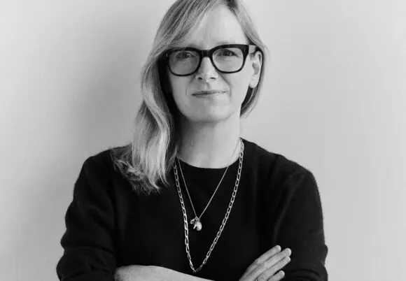 Sarah Burton devine director de creație al casei de modă Givenchy