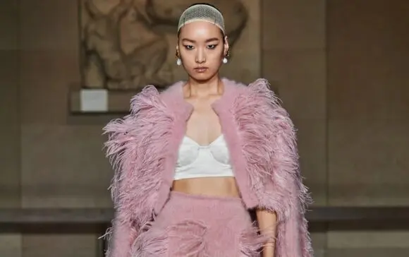 Trend Report: Cardiganuri chic, talii accentuate și pene