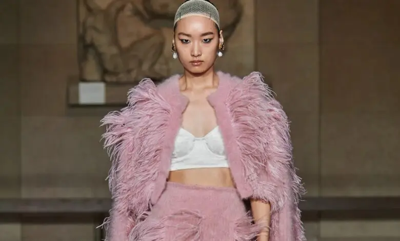Trend Report: Cardiganuri chic, talii accentuate și pene