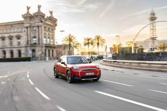 MINI prezintă două premiere mondiale la Mondial de l’Automobile 2024 de la Paris