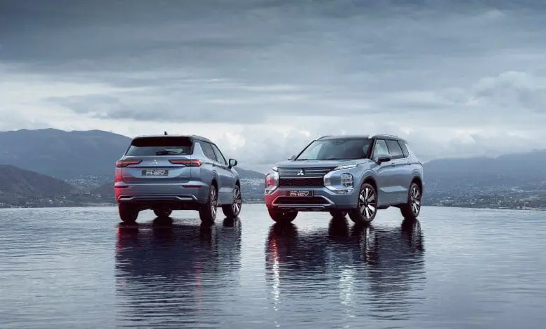 Mitsubishi Outlander PHEV, disponibil în premieră naţională în trei showroom-uri din București