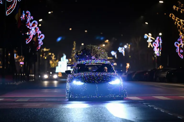 BMW i4 Racing „Elsa” în teste cu Moș Crăciun