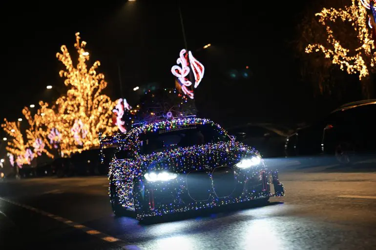 BMW i4 Racing „Elsa” în teste cu Moș Crăciun