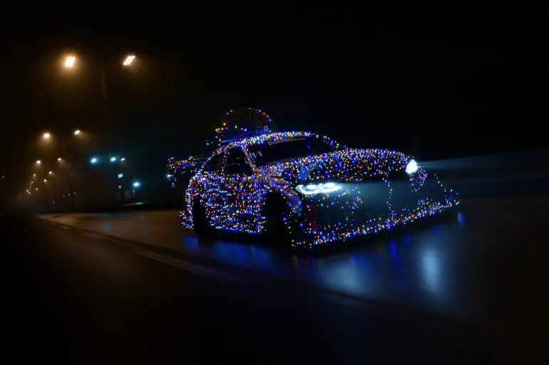 BMW i4 Racing „Elsa” în teste cu Moș Crăciun
