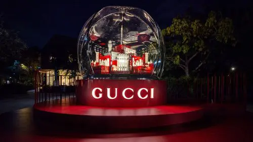 Gucci aduce strălucirea sărbătorilor în Miami cu o instalație imersivă
