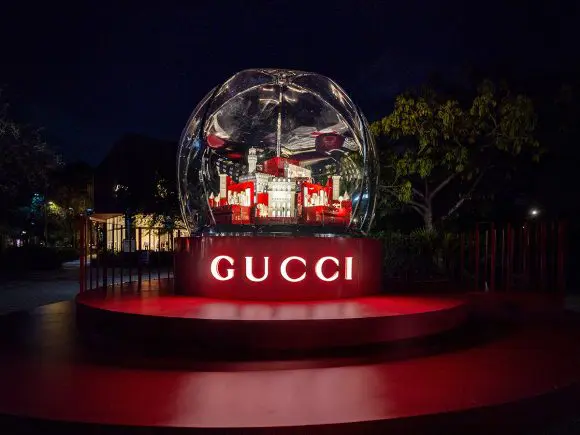 Gucci aduce strălucirea sărbătorilor în Miami cu o instalație imersivă